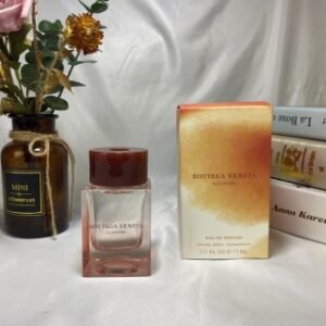💹55✍️专柜版本
BOTTEGA VENETA宝缇嘉illusione 葆蝶家 BV / 宝缇嘉 ILLUSIONE  蝶家幻境女士香水75ml

香调:木质花香调
前调:香柠檬黑加仑
中调:橙花无花果叶
后调:零陵香豆橄棪树
属性:女香
标签:柑橘绿叶木香浓郁白色花