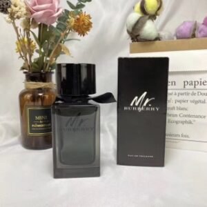 💹48✍️专柜版本
巴宝莉先生淡香精 100ml,Burberry Mr Burberry Eau de parfum!
香调:辛辣木质调
前调:葡萄柚小豆蔻薄荷龙蒿
中调:薰衣草雪松肉豆蔻
后调:广藿香琥珀檀香木香根草安息香脂肉桂
属性:男香
标签:温暖辛辣浓郁广藿香清新辛辣木香树脂