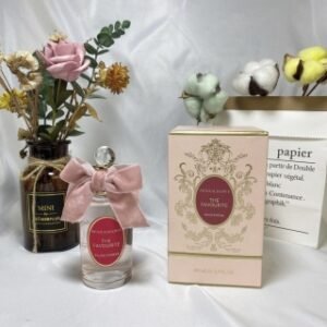💹58✍️专柜版本
Penhaligon's潘海利根 女王的耳语香水 The Favourite 宠儿100ml 
前调：小苍兰紫柑橘，佛手柑
中调：含羞草鸢尾花、茉莉桑巴奇
后调：印度檀香木、麝香琥珀