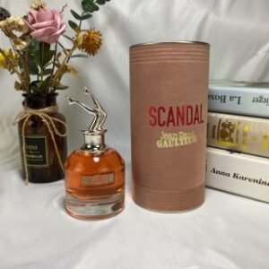 💹55✍️专柜版本
高缇耶绯闻浅红丑闻一代80ml女士香水Jean Paul Gaultier Scanda，2017，温暖香甜东方花香调
香调:花香甘苔调
前调:血橙橘子
中调:蜂蜜栀子花茉莉橙花桃子
后调:广藿香蜂蜡焦糖甘草
属性:女香
标签:蜂蜜甜白色花柑橘广藿香