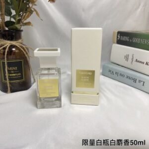 💹45✍️专柜版本，50ml-100ml
汤姆福特TF限量版白瓶白麝香香水
前调：玫瑰、藏红花、百里香
中调：茶、乳香、铃兰
后调：檀木、绒面革、琥珀、麝香
木质花香 低调像是体香 有种若即若离的感觉
也有一种久违、温暖的味道！