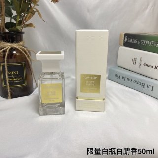 💹45✍️专柜版本,50ml-100ml
汤姆福特TF限量版白瓶白麝香香水
前调:玫瑰、藏红花、百里香
中调:茶、乳香、铃兰
后调:檀木、绒面革、琥珀、麝香
木质花香 低调像是体香 有种若即若离的感觉
也有一种久违、温暖的味道!