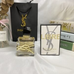 💹48✍️专柜版本
YSL/圣罗兰2019秋季新款女士香水自由之香Libre EDP浓香刻字30ml
产品描述:本意是想体现坚强大胆和自由,前调没有那么刺激的强烈花香,不过中调开始薰衣草的微釀和花香的甜逐渐强大,时而清醒时而昏沉,慵懒之气逐渐袭来,尾调降到清淡木香,衣草依然显现。
午后或傍晚想安稳的睡一下,喷此香倒是挺合时宜。
前调:橘子薰衣草黑醋栗苦橙叶
中调:茉莉薰衣草橙子花
后调:马达加斯加香草雪松龙涎香麝香
#薰衣草香水