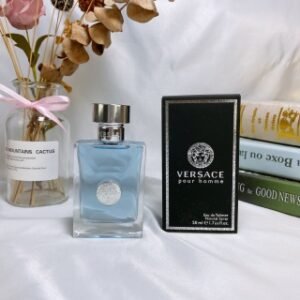 💹45✍️专柜版本，50ml
Versace范思哲同名Pour homme同名经典男士淡香水50ML，⚠️隐形管，香调：清新柑橘水生调前味：柑橘、橙花、香柠檬、谷粒。中味：天竺葵、风信子、鼠尾草、雪松。后味：汤加豆、麝香、琥珀。