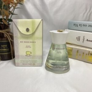 💹60✍️专柜版本
BURBERRY巴宝莉 宝宝香 婴儿香 绵羊香 baby touch  100ml

为了能让敏感的宝宝也能使用，采用温和的香调，避免刺激宝宝的嗅觉。在瓶身底座设计上，贴心的不倒翁摇晃设计，让香水瓶充满着童真的乐趣，另外瓶身中央更有着可爱的小绵羊，纸盒包装更以钮扣式的设计方式呈现。

清新细腻的香氛，专为母婴调配的淡香水：调清新，以大黄、橙皮和柑橘，融合轻柔的马鞭草及薄荷；仙客来、橙花、铃兰及茉莉散发出温馨的花香中调；柔和的苔藓、甜美的香草及奶香，营造出此舒缓抚慰的香氛后调