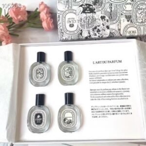 💹45✍️专柜版本
蒂普提克香水小样10ml四件套/白标香水小样四件套 Q版!10ml×4。内含:檀道,无花果,杜桑,水中影。