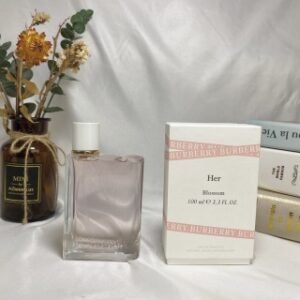 💹50✍️专柜版本
专柜BURBERRY/博柏利 巴宝莉HER 2018新款巴宝莉香水花与她香水 100ml 
BURBERRY2018全新香氛「HER女性淡香精」，充滿英伦风格的俐落包装配上梦幻粉色，展现现代女性坚毅温柔的力量。香氛传达出相当英国水果的黑醋栗、蓝莓以及覆盆莓，宛如英伦雨后的
清新，自然同时清甜，再缓缓带出茉莉与紫罗兰的花香，模糊，同時霧化了整個眼前視界，最後再以琥珀和麝香的闪爍，綿延一整個悠悠長長的英倫街道，看似自在，同時日常般的随性可人。