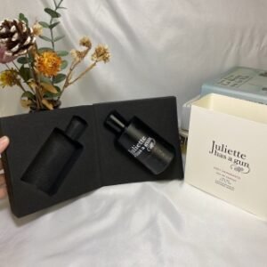 💹65✍️专柜版本
佩枪朱丽叶复仇女神Juliette Has A Gun lady vengeance 100ml
香调：花香甘苔调
前调：香柠檬薰衣草
中调：玫瑰玫瑰龙涎酮广藿香老鹳草
后调：降龙涎香醚香草麝香
属性：女香