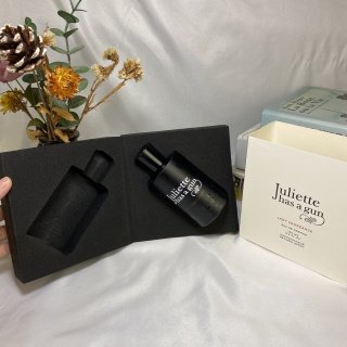 💹65✍️专柜版本
佩枪朱丽叶复仇女神Juliette Has A Gun lady vengeance 100ml
香调:花香甘苔调
前调:香柠檬薰衣草
中调:玫瑰玫瑰龙涎酮广藿香老鹳草
后调:降龙涎香醚香草麝香
属性:女香