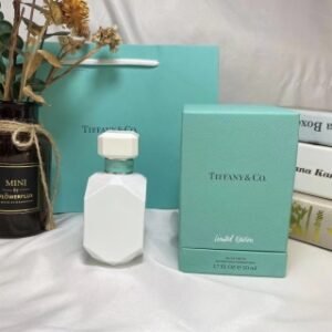 💹60✍🏻专柜版，
蒂芙尼香水雪球50ml！蒂芙尼女士香氛雪球限定版，假日的白雪总是能给人们带来欢乐和喜悦。受此启发，这个假期蒂芙尼隆車推出雪球限定版女士香氛，散发出仿佛具有魔力般的闪耀光芒。冬日白雪一般的洁白的瓶身与瓶颈处的经典的蒂芙尼蓝相得益彰，同时饰以银色镶边，看上去越加的闪耀，引人注目香调介绍:充满活力的意大利龙涎柑檣打开嗅觉，标志性的鸴尾花为香氛构成精致唯美的基调，舒缓清浙的麝香包裏着广香，散发迷人气息，惊喜而愉悦。