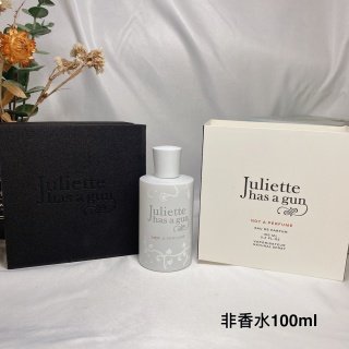 💹65✍️专柜版本
Juliette Has A Gun佩枪朱丽叶不是香水(非香水)100ml,Not a perfume
香调:木质花香调
气味:超级龙涎谜
简主义的“白纸”香水
名字你没有看错,就是非香水
这大概属于香水中走到前面的东西。
因为它与普通香水所用的材料
完全不同,只用了一种原料一一降龙涎香醚。
所以,也可以说完全颠覆了大众对香水的认识。
这种合成出来的香味,有一种扑面而来的未来感。
淡淡的皂香和柠檬味,但又似是而非。
它既不浓,也不淡,既不苦,也不甜。
两个字说是一一特殊,一个字说是酷。
仿佛来自银翼杀手里的仿生人的味道。
既冷傲,又单纯。如迷雾中醒来的未来少女
降龙涎香醚的使用使之有了一种奇异的味道,
有点像纸张的味道,干净的质感中有奶味,颗粒感,还有暖意,完全不是性感的味道,正如其名,他用极简主义做出了不是香水的香水。纯的要命。