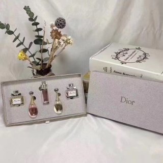 💹40✍️专柜版本
迪奥香水小样五件套银盒!内含:淡香真我5ml,浓香真我5ml,粉色魅惑5ml,黄色甜心5ml,粉色甜心5ml。