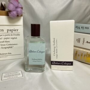 💹50✍️专柜版本老版包装
欧珑无极乌龙(深渊乌龙)100ml，Atelier Cologne Oolang Infini
香调:木质馥奇香调属性:中性香前调：香柠檬橙花油中调：茶叶，茉莉，皮革后调：香根草愈创木烟草花 香评：真实的乌龙茶香味浓重,但这支无极乌龙却将淡薄的香气发挥出来。开头的茶香中带着淡淡的柑橘,有些清爽提神,不过就会进入一种轻柔寡淡的境界,一直持续到后调。这杯乌龙茶的水汽感重,凉凉的,把茶香的意境衬托的清雅别致。这种宁静淡雅的味道,可以让人纷乱的心境马上平静下来,仿佛置身于一片泼墨的山水画之中。