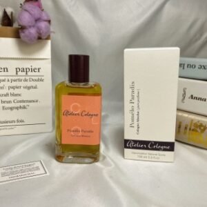 💹58✍️专柜版本，老版包装
欧珑情柚独钟(柚子天堂)西柚天堂100ml，Atelier Cologne Pomelo Paradis
香调:柑橘馥奇香调
属性:中性香
特征:柑橋绿叶白色花清新辛辣
前调：葡萄柚橘子黑加仑
中调：橙花薄荷玫瑰
后调：香根草琥珀鸢尾花

香水时代APP独家香评
“酸爽的柚子与大量花香相结合,尖锐的酸感之中融合了妩媚动人的元素。一改柑橘调香水酸涩沁凉的感觉。欧珑将它的留香时间大幅度增强了，让保持清新的同时,不减持久力。