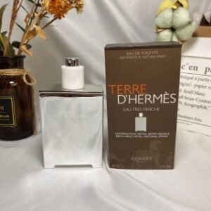 💹48✍️专柜版本
专柜新款2020年爱马仕银色大地限量版银色香水100ml
调香师:Jean-C| aude ellena
香调:辛辣木质调
前调:橙子,葡萄柚,
中调:天竺葵胡椒
后调:广藿香雪松香根草安息香脂