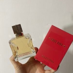 💹55✍️专柜版本
华伦天奴voce viva女士浓香水100ml
新香以优雅的透明玻璃瓶，并带有标志性的Valentino rockstud细节呈现。旨在将声音与香水的气味并行，香水就像声音一样，是个性的体现，以此体现女性的多层气质。香调整体带来了花香、木质和新鲜甜美元素构成的三层香气。前调：香柠檬、橘子，中调：橙花、栀子花，后调：水晶苔藓、香草、麝香、檀木。