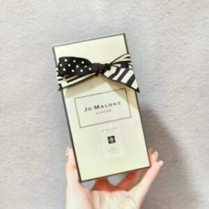 💹45✍️专柜版本
祖马龙花纹蓝色蓝风铃圣诞香水100ml！祖马龙2020圣诞限量版蓝风铃香水100ml。祖马龙蓝风铃100ml！好多宝宝最爱的味道，自认为真的胜过香香，也是祖马龙最出名的一款香水，最抢手的蓝风玲，味道都很清新，她家香水叠加起来更特别，淡淡的苦与淡淡的甜，angelababy婚礼现场送宾客的就是祖马龙的香水。