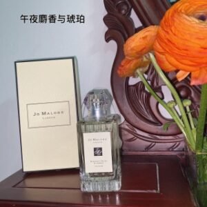 💹60✍️专柜版本
祖马龙 午夜麝香琥珀香水100ml，JoMalone祖玛珑/祖马龙2020圣诞限量100ml宝石瓶 MIDNIGHT MUSK & AMBER▏午夜麝香与琥珀100ml 礼盒包装
 百褶瓶身+宝石盖 一扫以往的简约冷淡有点小复古又有点小高级

性感魅惑的东方香调 属于午夜时分的迷人气息
 
前调是清新明亮的柑橘和杜松
中调的琥珀慢慢变得深邃而醇厚 
尾调的午夜麝香慢慢散发它的魅力

像 是清醒的微醺 温润而松软
