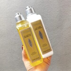 💹40✍️专柜版本
欧舒丹马鞭草沐浴露/身体乳🔜专柜品质‣各250ml，这款马鞭草味道的以清爽和独特的味道占领了一众筒子的喜爱 马鞭草主打的就是清新自然，它的质地清爽好吸收，滋润程度适中吧，不黏腻❗️马鞭草的成分还有镇静肌肤的作用 类似柠檬的香气很安神，香味很久，睡觉一被窝都是这个味儿 味道还是满浓郁的，不是那种甜香味，是酸甜果香味 男女都可以使用哦💢