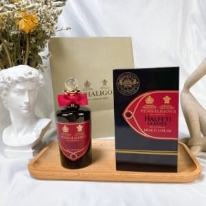 💹58✍️专柜版本
黑玫瑰皮革香水 Penhaligon‘s 潘海利根 Halfeti Leather 黑玫瑰皮革香水100ml

 这是一款带着东方气息的深邃香气，基于木质和辛辣的玫瑰。这是为2015年的原版Halfeti调制的变体，富含了辛辣，木质和皮革的香气。一种带有令人陶醉的香气的药水，你会立即爱上它。它的香气温暖，浓烈且令人放心，同时忽略了所有庄严之处。我们踏上了前往土耳其哈尔费蒂的漫长旅程。在这里，红玫瑰的魔力非常强烈，看起来甚至是黑色玫瑰。
首调:香柠檬，绿色元素，李子，柑橘属植物，薰衣草，豆蔻
中调:孜然，肉豆蔻核仁，玫瑰，紫罗兰，茉莉，肉桂
基调:皮革，焚香，沉香木，广藿香，雪松