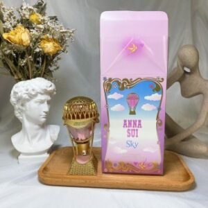 💹65✍️专柜版本
安娜苏新品绮幻飞行Sky热气球女士淡香水75ml
前调:多汁梨香
新鲜、肉脆、多汁的梨子为
绮幻飞行淡香水带来了
个充满生机的前调
中调:清新铃兰
给人一种空灵,典雅,内敛的
感觉,为绮幻飞行淡香水打造
了一个纯净蓬松的花香中调
后调:轻盈爆米花
奶油味的爆米花为绮幻飞行
创造了一个温暖而轻快的基
底,既复古又现代