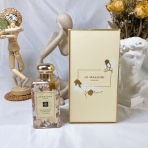 💹50✍️专柜版本
JoMalone祖马龙/祖玛珑 2021新年限定 英国梨与小苍兰香水 100ml

初熟秋梨的感性清爽包围在白色小苍兰花束中，又因琥珀、广藿香和木香而愈加芳醇，甜美金灿。
前调：威廉梨(非同寻常的创新成分，芳醇的果香无比清新，多汁之纯正英伦格调。
中调：小苍兰(清爽的白色小苍兰为中调注入细腻而感令香型倍显饱满，独特的芬芳。
后调：广藿香(感性而深沉的木香令整体香氛历久弥新。