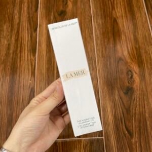 💹22✍️专柜版本
海蓝之谜妆前乳40ml🔜专柜品质➤调价❗️海蓝之谜鎏光焕变妆前乳40ml✔网友使用评价：使用感真的很惊艳，首先很容易推开，就像涂了一层轻薄的保湿霜，关键是能让后续的妆效更加自然更服帖，皮肤状态不太好的时候，用粉底就会浮粉和起皮，感觉妆面不干净，试过用别的妆前乳总是爱搓泥，没有想到用了这款妆前乳后，没有搓泥，也没有浮粉起皮，妆感更加显得皮肤天生就这么好。增加得光泽度，更显气色好了，总之来说，这只护肤得妆前乳真得很喜欢💢