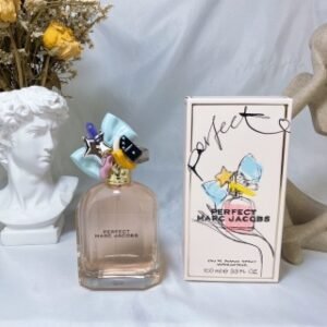 💹75✍️专柜版本
马克莫杰完美小姐香水100ml
🔜 一比一质量❗️💞Marc Jacobs/马克莫杰玩美小姐香水100ml
MARC JACOBS PERFECT
据称是一款现代,明亮而女性化的芳香
该香氛开头带来的是清新的花香
与大黄和黄水仙混合在一起
并将我们带进由杏仁奶般奶油柔滑的中心
基调则是喀什米木麝香和雪松带来的温暖和被拥抱般的效果。
“我在手腕上纹上了“Perfect”的纹身,以提醒我,当我看着自己并希望自己能以这种方式变得更强大或是在那件事上做得更好时,我可以就说,不,我现在正是我所需要展现的样子。”Marc Jacobs说。“我的新香水,Perfect,灵感来自于我的信念,那就是我们每个人都非常完美,而这也通过在我们广告中的每个出色的演员来表达。”