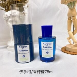 💹45✍️专柜版本
帕尔马之水蓝色地中海系列75ml！现货9个味道：陶尔米纳雪松，阿玛菲无花果，桃金娘加州桂，卡普里岛橙，西西里岛杏仁，撒丁岛松柏，利古里亚柑橘/柑橘汽水，佛手柑/香柠檬，托斯卡纳柏树