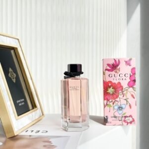 💹42✍️专柜版本
古驰花之舞香水100ml栀子花粉六角🔜GUCCI/古驰花之舞系列/绚丽栀子花淡香水100毫升……
GUCCI/古驰花之舞系列/绚丽栀子花淡香水香调：花香调，前味：红莓，梨子，中味：白栀子花，素馨花，后味：广藿香，黑糖。瓶子粉粉嫩嫩，非常清新，不甜腻，有点小性感，比较女人又不会显得很成熟，中调虽然不尽然是淡淡的栀子花香，非常干净纯粹的花香.