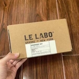 💹55✍️专柜版本
实验室香皂三件套！内含：3个味道225g×3。洗脸沐浴三合一，温和肌肤，为敏感肌肤首款挑选。2006年EddieRoschi和FabricePenot在纽约伊丽莎白街，开设了他们第一个实验室—LELABO，掀起一场香水届的行业革命，在法语中的意思即为“实验室”今天，我们一起来看看这家香水品牌中唯一拒绝花钱宣传产品都是纯手工制作、不量产、价格要比其他大牌贵一倍的品牌，他家主要代表作33号、22号、31号、这次不例外以宝宝为主题设计一款亲密肌肤的沐浴皂，让你在干燥的环境无时无刻保持香气，最为重要的一点：一皂多用，洗脸沐浴三合一，温和肌肤，为敏感肌肤首款挑选，洗后滋润的使用感，保持沐浴皂有用性（起泡快，冲洗后不残留洗净成分）洗手：温和抑菌，保持香味，洁面：香味中的维他命E、带有抗氧化作用，沐浴：成分中解决皮肤干燥、高度清洁，减少皮肤问题，增强肌肤适合人群：敏感肌肤、宝宝适用、孕妇适用、干燥肌肤适用防御。洗后滋润的使用感，保持沐浴皂有用性（起泡快，冲洗后不残留洗净成分）洗手：温和抑菌，保持香味，洁面：香味中的维他命E、带有抗氧化作用，沐浴：成分中解决皮肤干燥、高度清洁，减少皮肤问题，增强肌肤适合人群：敏感肌肤、宝宝适用、孕妇适用、干燥肌肤适用防御。