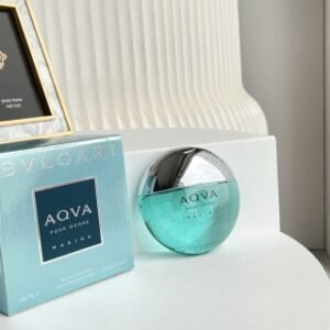 💹45✍️专柜版本
宝格丽浅蓝水能量香水100ml🔜BVLGARI宝格丽海蓝香水
香调：海洋清新香调
前味：葡萄柚，苦橙花
中味：琥珀，迷迭香
后味：雪松
推荐这款男香哦，喜欢海洋基调的女生也可以用，海洋基调草木基调…清新淡雅的味道～用几个词形容这款香水就是：清新，沉稳，舒服，宜人，超凡脱俗，灵魂之香…
你就是这世上最清澈纯粹的海，一眼望得见海底的干净透亮，活力轻盈
你的味道是那么的干净而清新，宛如迎面扑来的夹着苦橙花的海浪气息
让人感觉置身悠闲的海边，吹着温柔的海风，尽情玩水踏浪，舒心自在
真的强烈安利这款斩男又斩女的香水，有点比初恋男友成熟一丢丢的味道，比较适合阳光运动又干净的男生使用，着实性感而迷人