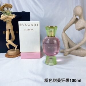 💹55✍️专柜版本
宝格丽粉色糖果甜美狂想女士香水100ml，
宝格丽甜美狂想女士香水的包装瓶采用柔和色调传达甜美风格：粉绿色玻璃代表开心果，粉色玻璃则代表草莓，两种颜色都是意式甜品（包括著名的千层冰淇淋）的常用色彩。