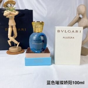 💹55✍️专柜版本
宝格丽淡蓝色糖果璀璨娇阳女士香水100ml，
宝格丽璀璨娇阳女士香水的香水瓶采用醒目独特的色调，传达意大利假日的愉快活力：金色玻璃象征明媚阳光，蓝色玻璃则让人联想到蔚蓝大海。
香调：佛手柑，橙花，麝香

清爽怡人的卡拉布里亚，佛手柑香味逐渐消散，萦绕出被阳光吻过的橙花芬芳，最后释放撩人麝香。
