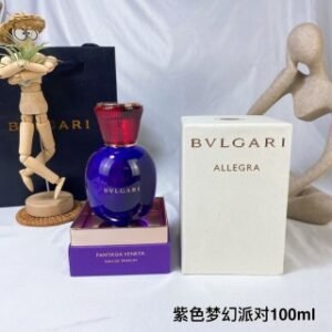 💹55✍️专柜版本
宝格丽紫色糖果梦幻派对女士香水100ml
宝格丽梦幻派对女士香水的香水瓶运用鲜艳色调传达迷人魅力和意式优雅：红色玻璃象征耀眼红宝石，紫色则让人联想到珍贵华美的紫水晶，完美呼应意大利节日派对的奢华氛围。
香调：以印尼广藿香为首的西普调，加入魅惑红桃和迷人香草，于奢华气息里满溢惊喜。