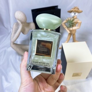 💹48✍️专柜版本
Armani阿玛尼私藏系列玉龙茶香流沙版玉龙幻沙2021珍藏香水母狼100ml
前调:橘子柠檬
中调:茶叶
后调:龙涎香
去年玉龙茶香刷爆网络,这支流沙版本‘玉龙幻沙是玉龙茶香2021全新推出的流沙版。
简洁动人,这就是小清新。
上皮之后会顷刻延展开一阵酸爽的气泡柠檬果汁,微凉但是不刺激,是温柔的一杯夏日冷饮。
茶香就浅浅的铺垫在这杯柠檬水之下,隐隐发力,逐步彰显自己清新却不失稳重的气质。
文艺俏皮小清新,象征清新与活力。
绿茶为泉,柑橘做缀,微甜却恰到好处的清新,
茶叶沿着水的脉络,像那云卷云舒,逐渐舒放开来,撷一抹茶香,徜徉浮光流云,温柔平息世界的脉搏,删繁就简的文艺气质、悠远淡泊的意境,与我心中的厂中国风丁不谋而合,煎一壶清茶,等个有闲人,一同来品茗。