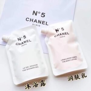 💹30✍️专柜版本
香奈儿5号沐浴香氛两件套袋装！内含：200ml*2。香水诞生100周年，香奈儿5号工厂（Factory 5 Collection）。套装组合奢华的沐浴和身体护理产品，所有产品都带有5号香水那标志性的香味，并装在富有波普主义的限量版包装中。
