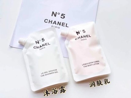 💹30✍️专柜版本
香奈儿5号沐浴香氛两件套袋装!内含:200ml*2。香水诞生100周年,香奈儿5号工厂(Factory 5 Collection)。套装组合奢华的沐浴和身体护理产品,所有产品都带有5号香水那标志性的香味,并装在富有波普主义的限量版包装中。