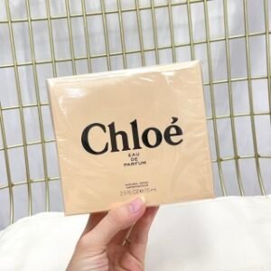 💹45✍️专柜版本，经典款
Chloe蔻依同名经典香水75ml，经典肉丝带👉Chole克洛伊蔻依同名黄丝带经典女香淡香精EDP75ml（黄丝带）香调：柔美花香调前味：玉兰花、粉色牡丹、荔枝中味：木兰花、铃兰、玫瑰花后味：琥珀、甜蜜、香柏木、龙涎香、雪松💢