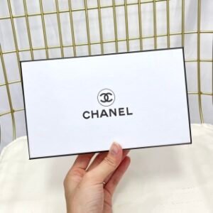 💹45✍️最高版本
💹32✍️专柜版本
香奈儿香水五件套白盒 老版7.5mlX5，套装内含：邂逅粉色➕邂逅绿色➕邂逅黄色➕粉coco➕5号