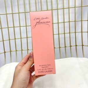 💹50✍️专柜版本
雅诗兰黛欢沁edp女士浓香水100ml！欢沁，新时代女性香氛，飘散着浓雅的花香，香味乍浓犹淡，怡人心脾在大自然中播洒欢沁。欢沁的主要原料有幽谷百合、檀香、玫瑰、茉莉、丁香、紫罗兰等。整体瓶身高雅而简洁，晶莹剔透的椭圆瓶子上缀 着圆型的白金瓶盖。欢沁香水由著名模特伊丽沙白‧赫丽演绎，欢沁香水那澄净花香调的轻柔与静谧，可使你沈浸在欢欣愉悦的香氛索绕中，唤起你甜蜜的回忆。香调：橙净花香调。前味：草原、百合、紫罗兰；中味：紫丁香、白牡丹、玫瑰、茉莉；后味：檀香、薄荷。