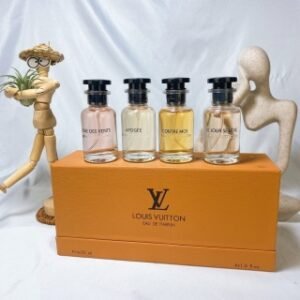 💹55✍️普通版本
LV香水中样30ml四件套！内含：4*30ml带喷头。味道：风中玫瑰，依靠，破晓，巅峰。