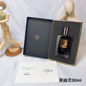 💹50✍️专柜版本
克利安黑幽灵/黑夜魅影50ml  By Kilian Black Phantom
香调：东方美食调
气味：朗姆酒 糖 黑巧克力 咖啡 焦糖 杏仁 天芥菜 檀香木
属性：中性香
调香师：Sidonie Lancesseur
标签：甜 温暖辛辣 咖啡 可可豆 焦糖 木香