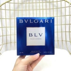 💹45✍️专柜版本
宝格丽男士淡香水100ml蓝茶🔜宝格丽蓝茶男士香水100ml，通勤香|适合送给初入职场男友的男香，香调：辛辣木质调；前调：小豆蔻檀香木；中调：杜松生姜南姜；后调：柚木烟草花绿叶；属性：男香；对比清澈纯粹的大吉岭茶来说，宝格丽的蓝茶男用并不是未经世事的味道。对比一般对男香“白衬衫”的缪述，蓝茶更像是“黑衬衫”，有着对大千世界的好奇冲劲，而对人情世故又有一定的游刃有余的松弛
