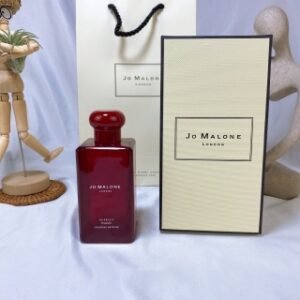 💹45✅专柜版，
祖马龙红瓶绯红虞美人100ml，🔜前调：黄葵无花果；中调：罂粟鸢尾天芥菜白肋烟；基调：零陵香豆大麦；整个前调，清新中透着甜美，乖巧中又偶带些许轻佻，欲迎还拒，欲语还休.…. 无花果叶和无花果肉被揉碎在一起，辛涩的叶绿气息交织无花果甜甜奶奶的特质香气，像身上还带着两片青绿果叶的成熟果实，色泽诱人，奶香浓郁。慢慢浮现的麝香是干干净净的；黄葵作为植物界的荷尔蒙大师，既带着勾人的脂气，却又少了动物麝香的肉欲。犹似雾里观花，灯下看美人，那番朦胧婉约，摄人心魄👏
