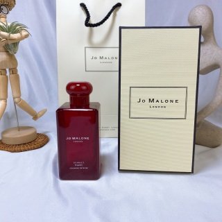 💹45✅专柜版,
祖马龙红瓶绯红虞美人100ml,🔜前调:黄葵无花果;中调:罂粟鸢尾天芥菜白肋烟;基调:零陵香豆大麦;整个前调,清新中透着甜美,乖巧中又偶带些许轻佻,欲迎还拒,欲语还休.…. 无花果叶和无花果肉被揉碎在一起,辛涩的叶绿气息交织无花果甜甜奶奶的特质香气,像身上还带着两片青绿果叶的成熟果实,色泽诱人,奶香浓郁。慢慢浮现的麝香是干干净净的;黄葵作为植物界的荷尔蒙大师,既带着勾人的脂气,却又少了动物麝香的肉欲。犹似雾里观花,灯下看美人,那番朦胧婉约,摄人心魄👏