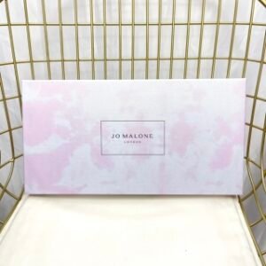 💹170✅专柜版，
祖马龙香水小样21件套粉盒！全部最好的味道～ JO MALONE 祖马龙的香水用法国古典药剂瓶装，以香味命名，这个香水套装最适合送情人，混搭香味，制造独一无二的专属香味。一套21支，满足她的祖马龙香香，只能用漂亮两个字形容，收到后会让人的心情一下子变好💢