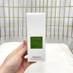 💹45✍️专柜版本
TF绿意时光香水50ml🔜2021新香适合年轻人的TomFord绿意时光Vert Boheme,是一款绿色调淡雅花香中性香水!整体水润清雅融入低甜度花香气味:西西里橘子玉兰木质香白松香紫罗兰叶忍冬!TF绿意时光香水50ml