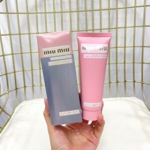 💹35✍🏻专柜版，
MiuMiu粉色护手霜75ml🔜实拍📸现货❗️对粉色毫无抵抗力的仙女们必入必入！和原来的设计是一样的，白色的盖子，透过瓶身可以看到乳液，可以说是越来越少女！护手霜带着温柔花香，混合着麝香，好看又实用💢
