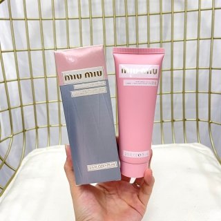 💹35✍🏻专柜版,
MiuMiu粉色护手霜75ml🔜实拍📸现货❗️对粉色毫无抵抗力的仙女们必入必入!和原来的设计是一样的,白色的盖子,透过瓶身可以看到乳液,可以说是越来越少女!护手霜带着温柔花香,混合着麝香,好看又实用💢